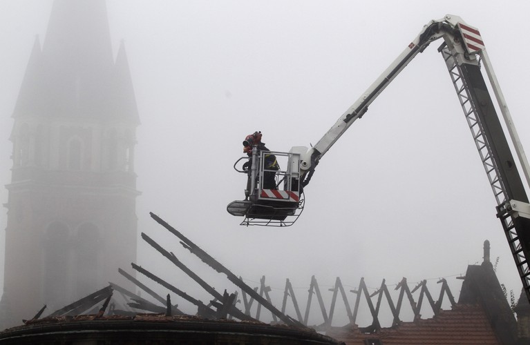 Dogaszanie pożaru zabytkowej katedry pw. Wniebowzięcia Najświętszej Maryi Panny w Sosnowcu