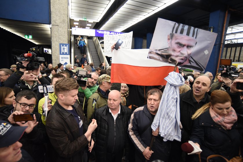 Przepychanki i wyzwiska na Dworcu Centralnym. Tak Polacy przywitali Tuska