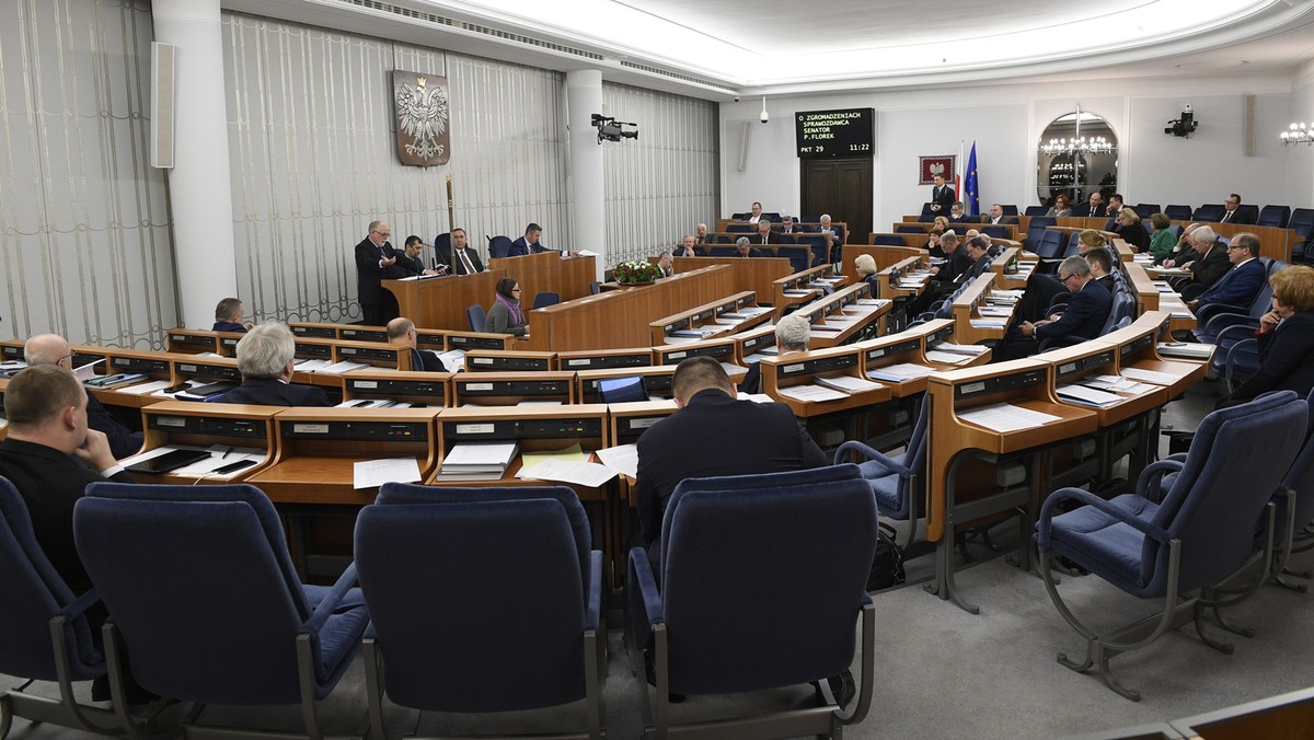 Senackie komisje zarekomendowały izbie wprowadzenie dwóch poprawek do noweli prawa o zgromadzeniach. Zakłada ona możliwość otrzymania na trzy lata zgody na cykliczne organizowanie zgromadzeń i brak możliwości organizacji konkurencyjnego zgromadzenia w tym samym miejscu.