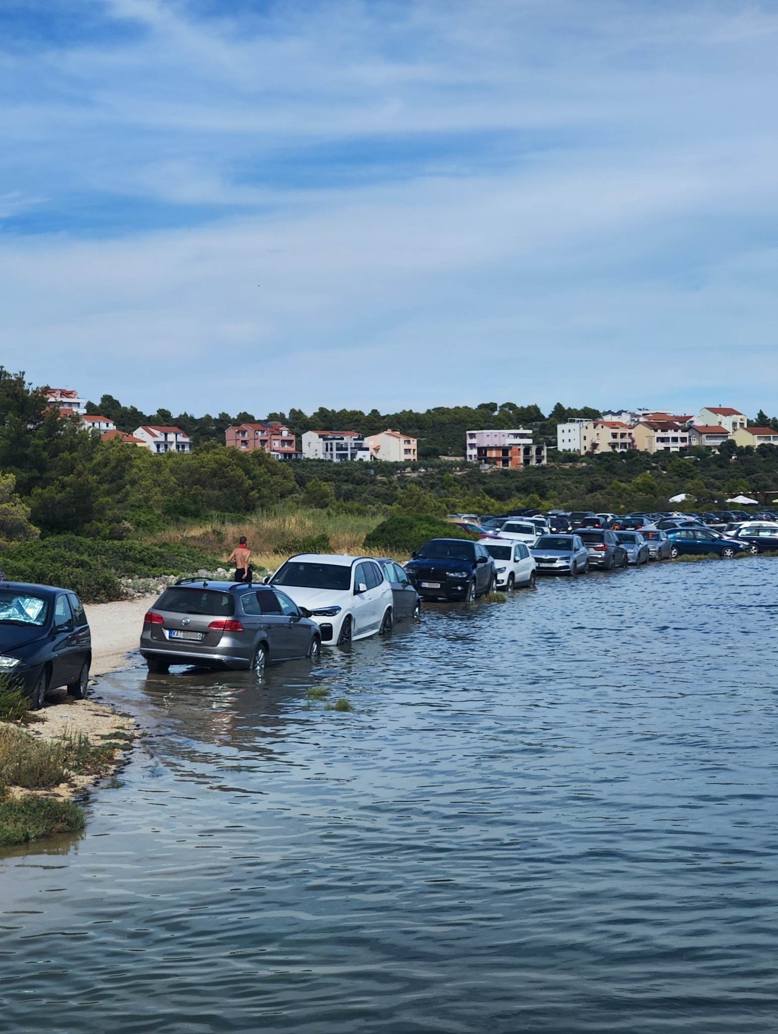 Vodičom, ktorí zaparkovali pri chorvátskej pláži zostali len oči pre plač.