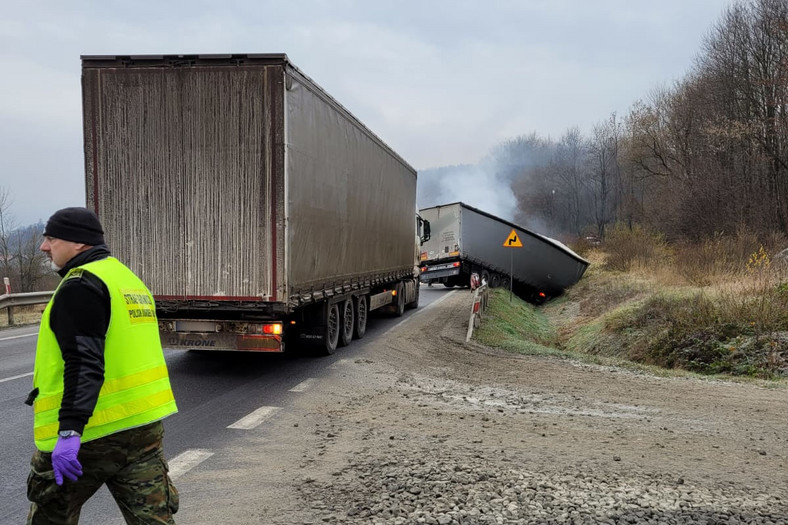 Zderzenie czołowe ciężarówek na DK19
