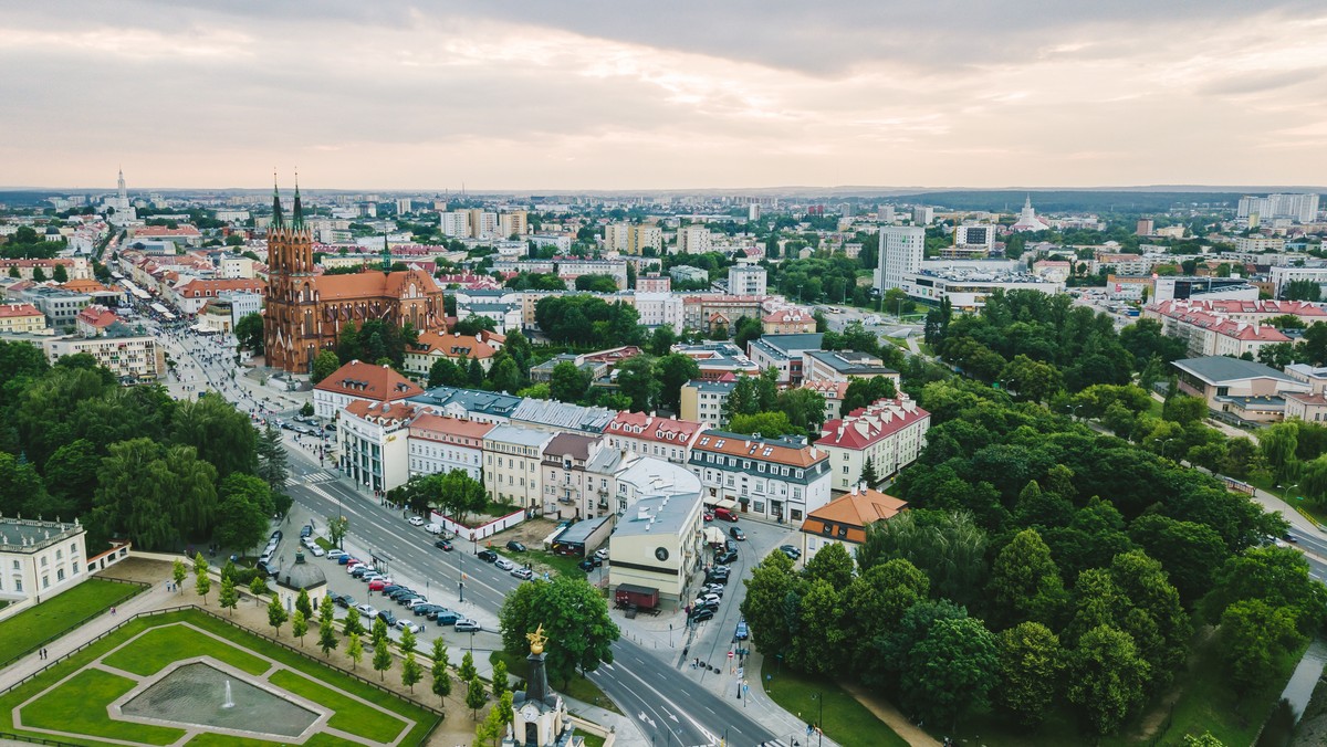 Województwo podlaskie leży w północno-wschodniej części Polski, w geograficznym centrum Europy. Stolicą jest Białystok. Krajobraz jest urozmaicony, przez środek regionu przepływa rzeka Narew. Województwo podlaskie cechuje klimat bardziej surowy niż w innych częściach kraju - Suwałki, są nawet nazywane „polskim biegunem zimna”. 