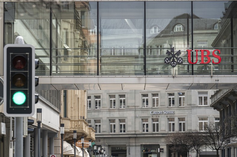 Logo banku UBS oraz Credit Suisse. Zurych, Szwajcaria, 19.03.2023
