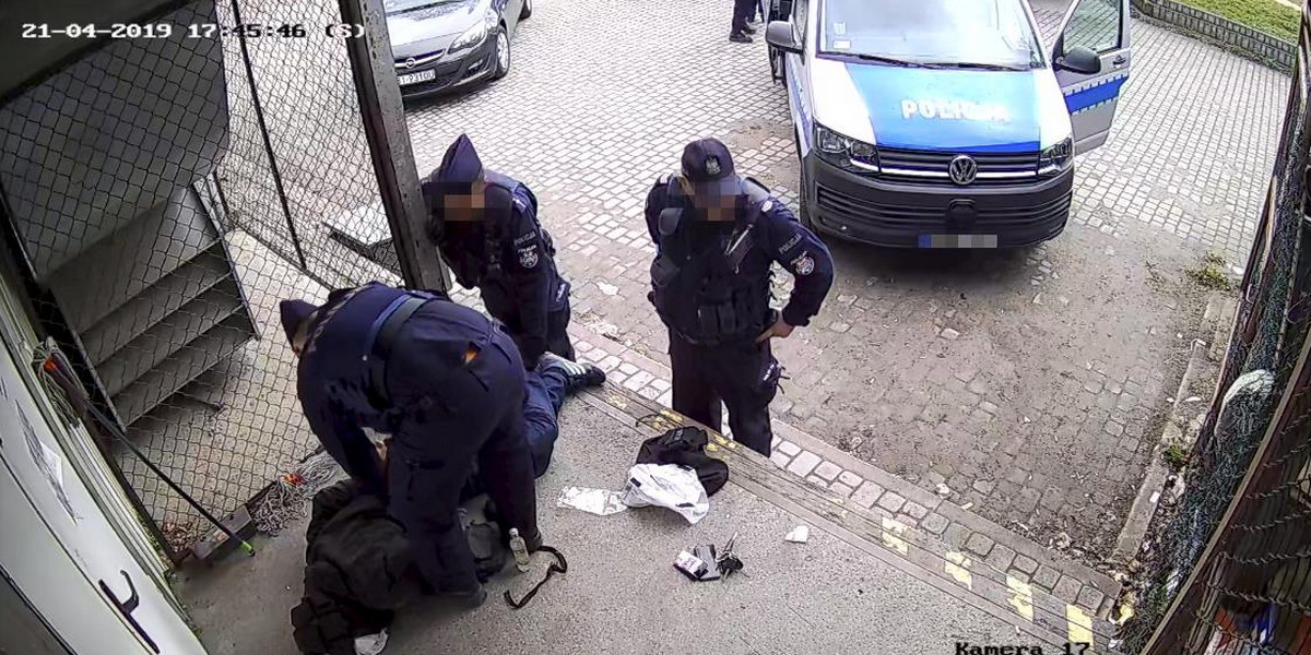 Brutalna interwencja w Białymstoku. Jeden z policjantów wrócił do pracy