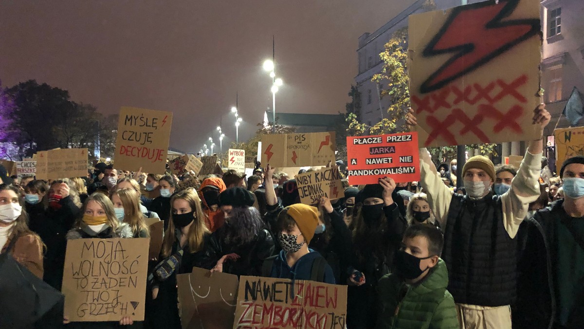 - Nie ustępujemy. Był czas na chwilę odpoczynku, a teraz wszystkie siły na Lublin. To jest wojna! - tak zachęcają organizatorzy Strajku Kobiet do przybycia do Lublina. W sobotę odbędzie się kolejna manifestacja.