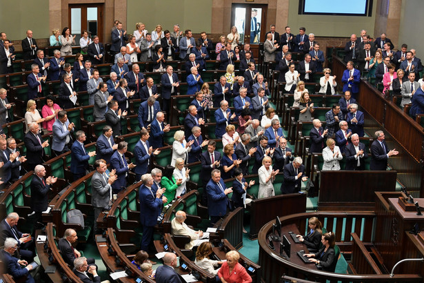 Warszawa, 07.07.2023. Posłowie na sali obrad Sejmu w Warszawie, 7 bm. Trwa debata nad wnioskiem o wyrażenie wotum nieufności wobec ministra obrony narodowej Mariusza Błaszczaka. Wniosek został złożony przez kluby KO i Lewicy. (sko) PAP/Andrzej Lange