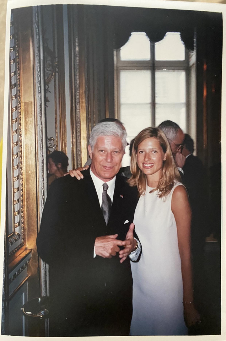 Kasia z tatą, ambasadorem Stefanem Mellerem, w polskiej ambasadzie w Paryżu - rok 2000