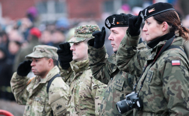 Odnosząc się do informacji medialnych, że Polska miałaby zadeklarować przeznaczenie 2 mld zł na stałe bazy USA, Błaszczak ocenił, że konieczne są wydatki na infrastrukturę, która – zaznaczył – pozostanie w kraju.