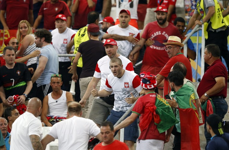Nie wszyscy polscy kibice potrafili się zachować. Przepychanki na ulicach i stadionie w Marsylii