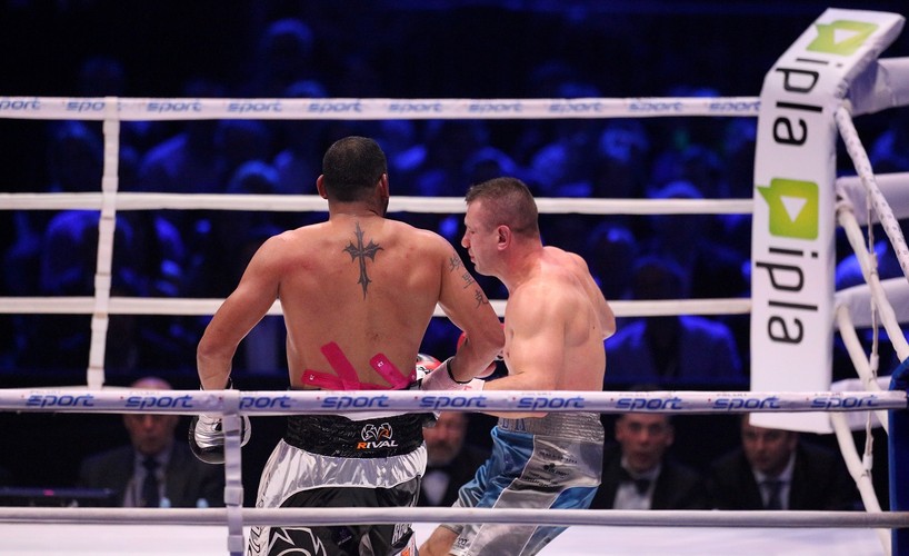 Tomasz Adamek (P) i Amerykanin Eric Molina (L) podczas walki w wadze ciężkiej o pas IBF Inter-Continental, w trakcie gali bokserskiej Polsat Boxing Night