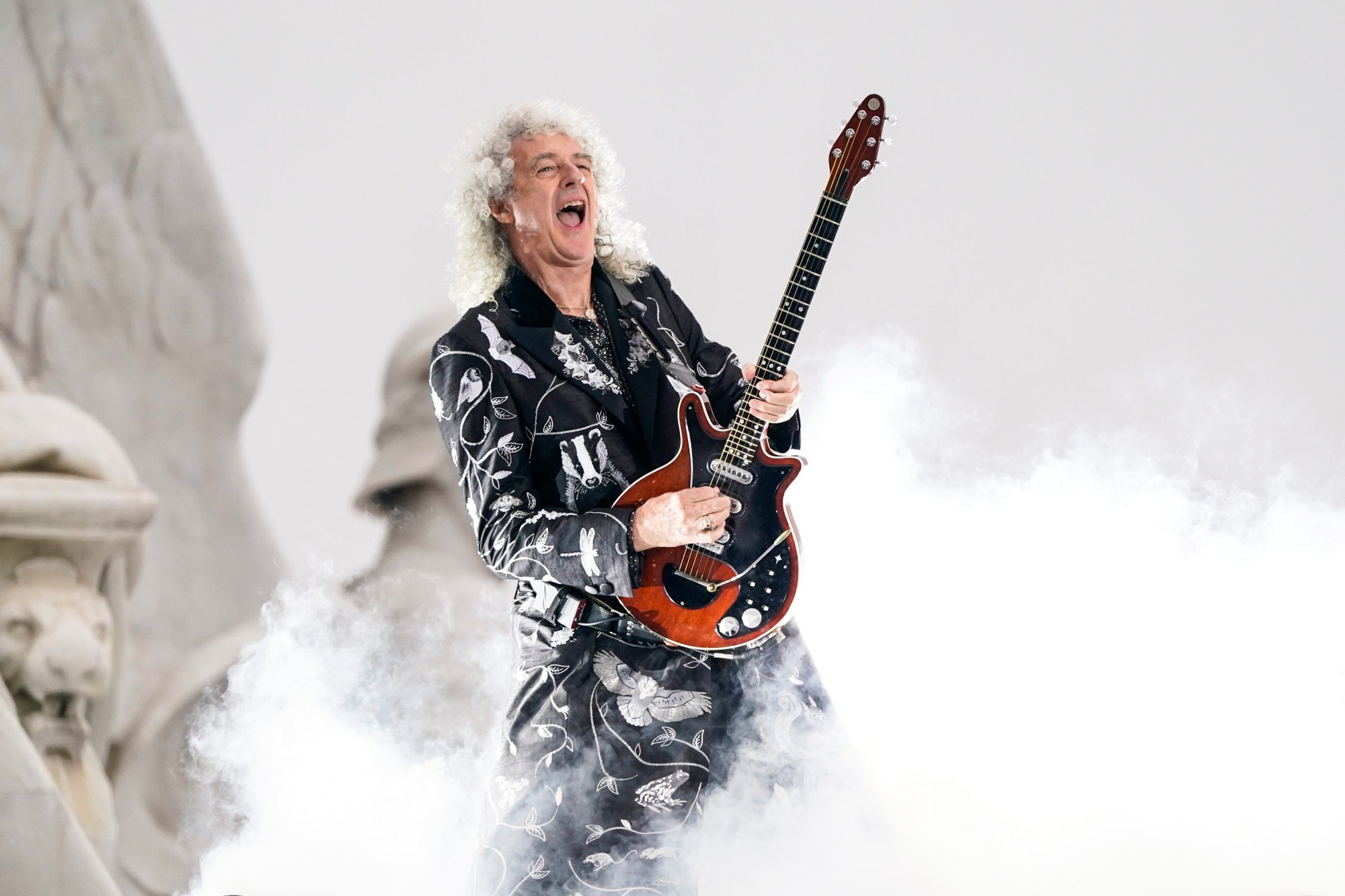 Queen+Adam Lambert sa predstavili počas oficiálnych osláv 70. výročia nástupu britskej kráľovnej Alžbety II. na trón.