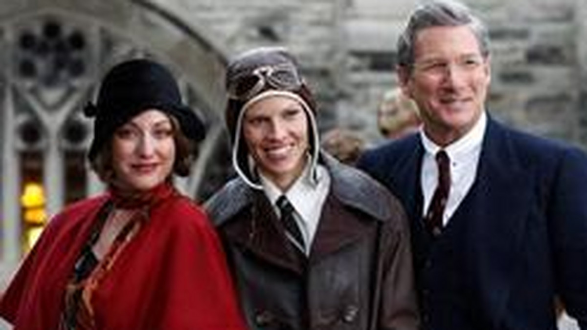 Hilary Swank jest bardzo zadowolona ze swojego najnowszego filmu "Amelia", w którym wciela się w postać słynnej pilotki Amelii Earhart.