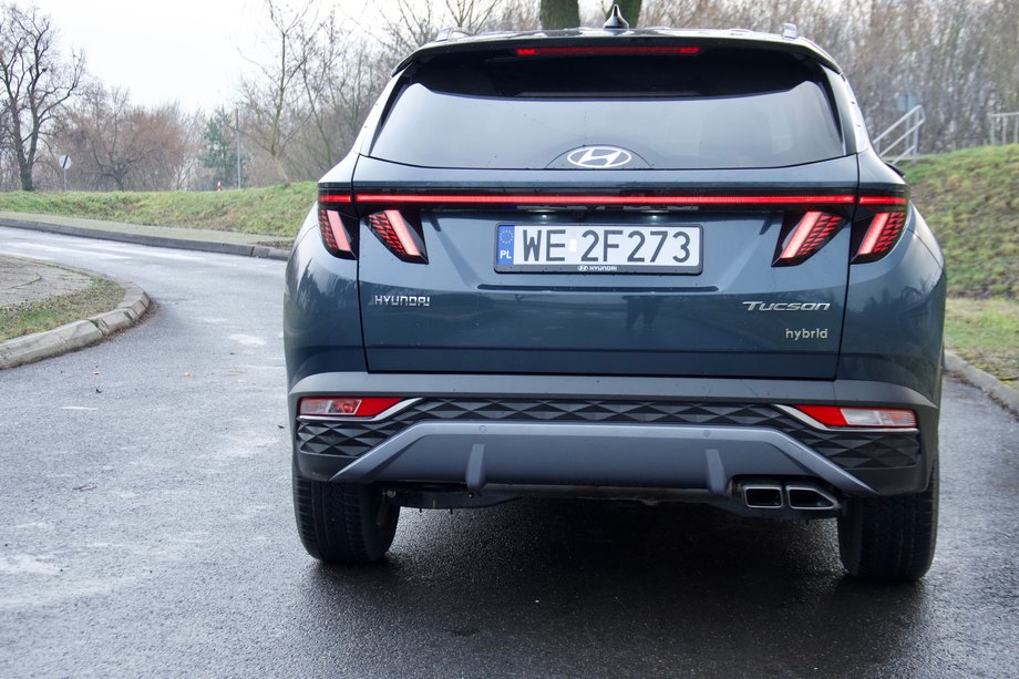 Hyundai Tucson skrywa wycieraczkę tylnej szyby pod spojlerem. 