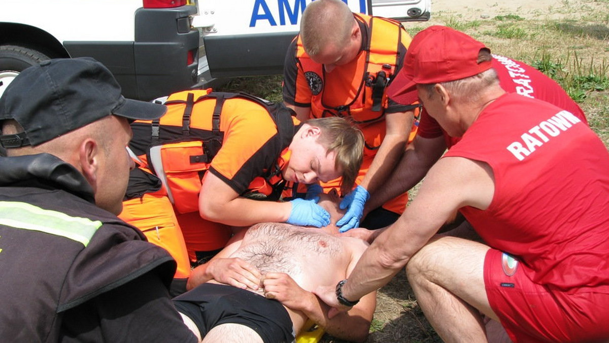 Aż 270 osób utonęło w Polsce w te wakacje. To bardzo duża i przerażająca liczba. Przyczyny, jak zwykle takie same: brawura, brak rozwagi, bezmyślność, czasami po prostu głupota. Do tego dodać trzeba jeszcze alkohol, który przecież dla wielu jest nierozłącznym atrybutem dobrego wypoczynku.