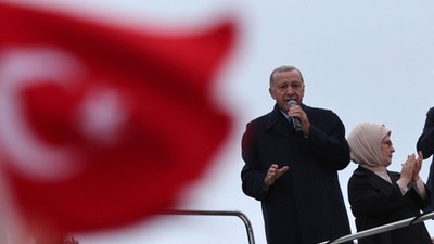 Recep Tayyip Erdogan na wiecu po zwycięstwie w drugiej turze wyborów prezydenckich w Turcji