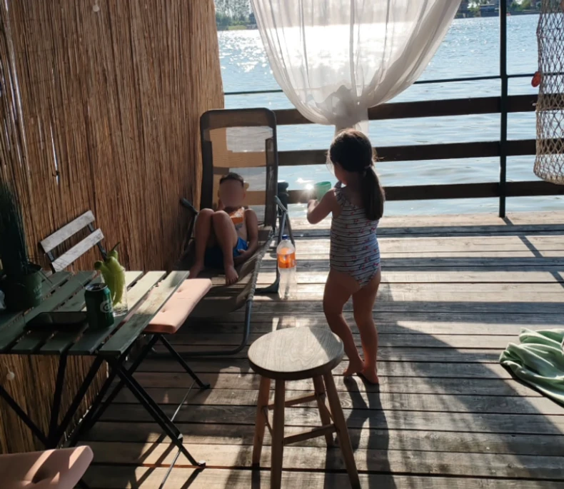 Dinča uživa sa porodicom na reci