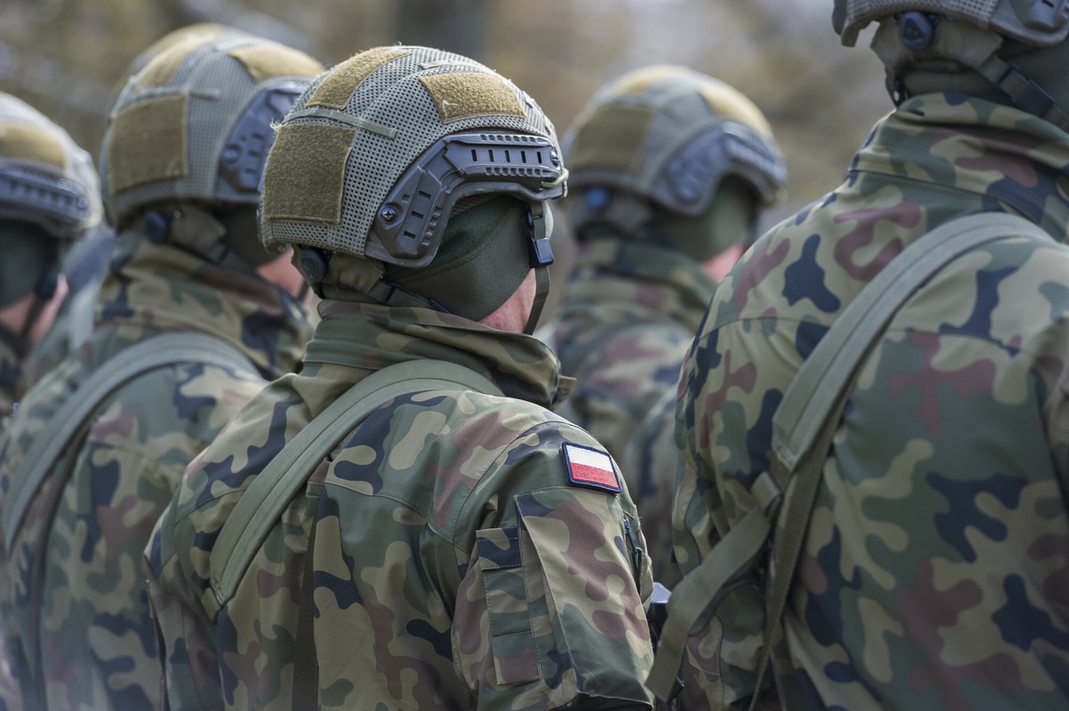 Polscy żołnierze na misji w Ukrainie? Odpowiedzi wyborców Szymona Hołowni mogą zaskakiwać [SONDAŻ]