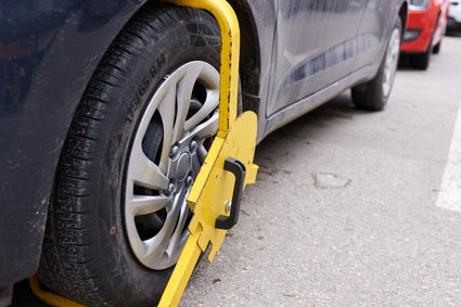 Miejsc parkingowych mniej niż samochodów. "Sąsiedzi założyli mi blokadę"