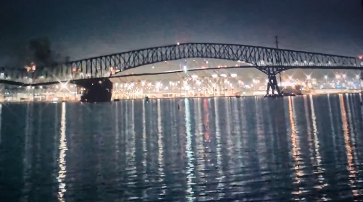 Egy konténerszállító hajó ütközött egy hídnak az Amerikai Egyesült Államokban /Fotó: X