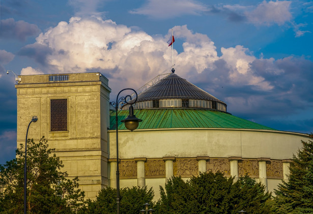 Zjednoczona Prawica wygrywa z KO. To jednak nie wystarczy do samodzielnych rządów [SONDAŻ]