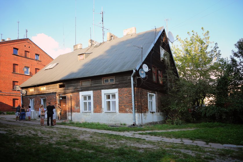 Lokatorzy kamienicy przy ul. Targowej 77 boją się, że miasto przeniesie ich do innych lokali