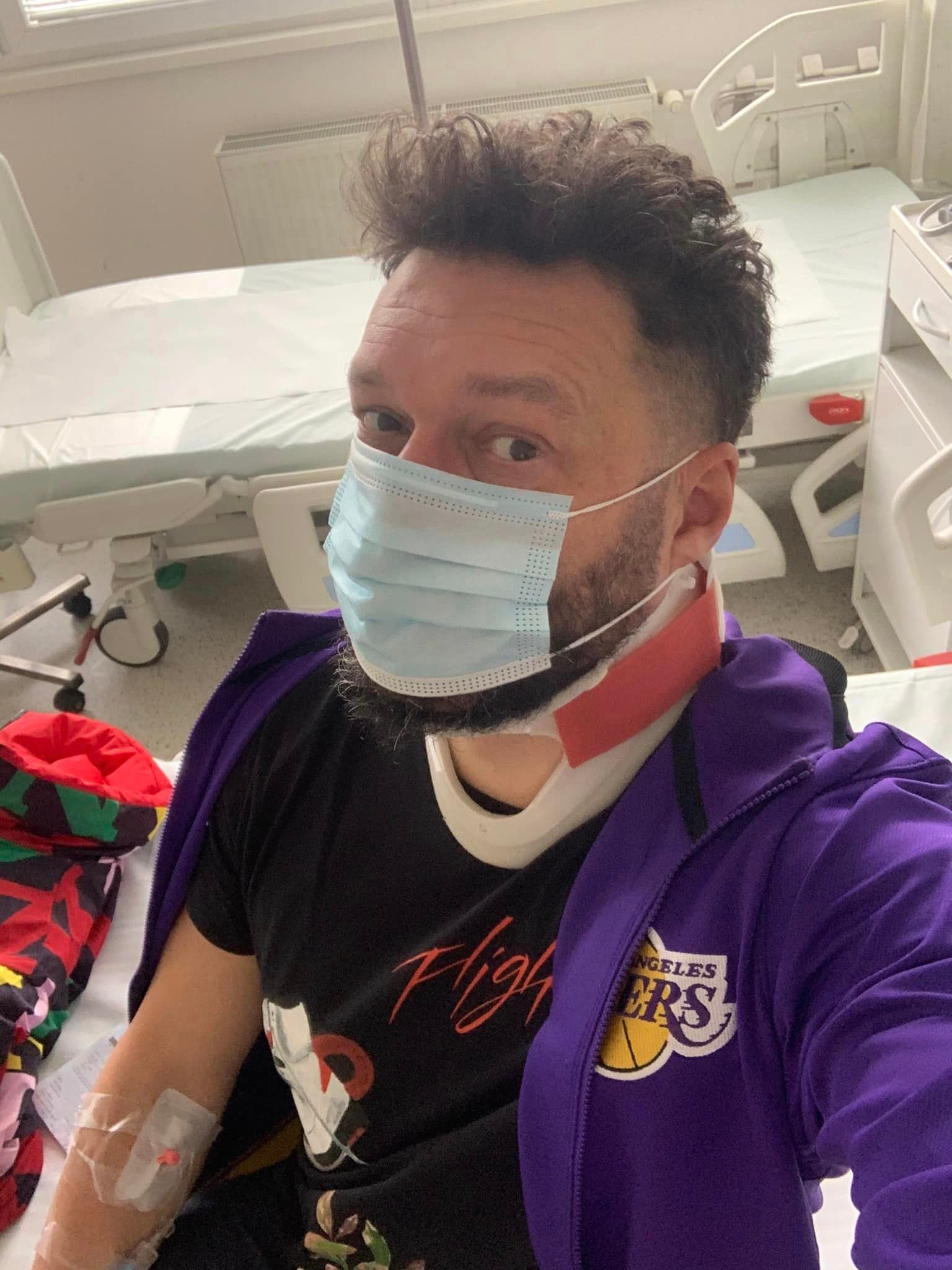 Spevák kapely Smola a Hrušky mal doplatiť na nepozornosť druhého vodiča.