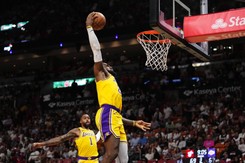 LeBron James wygrał pojedynek z Kevinem Durantem. 14 punktów Jeremy'ego Sochana [WIDEO]