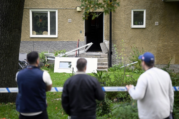 Zniszczony w wyniku eksplozji budynek w Hasselby (Sztokholm)