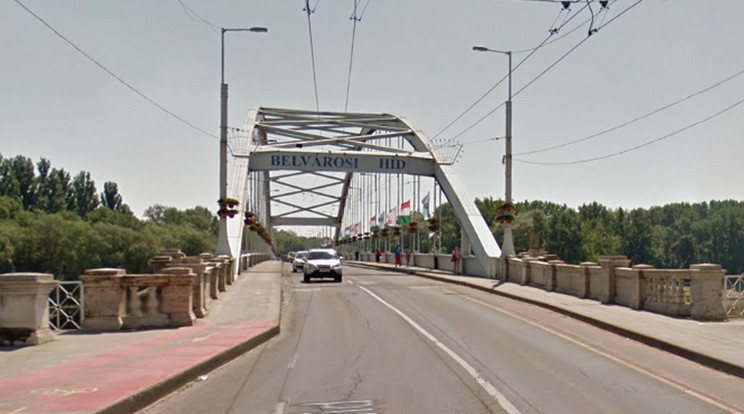 A Belvárosi hídról ugrott le a nő / Fotó: Googlemaps