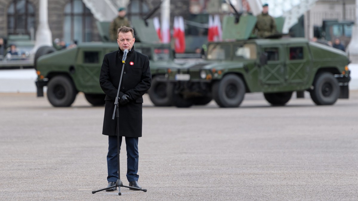 Najwyższe podwyżki otrzymają ci żołnierze, którzy mieli najniższe uposażenie - szeregowi w jednostkach liniowych – powiedział szef MON Mariusz Błaszczak po spotkaniu z przedstawicielami żołnierzy.