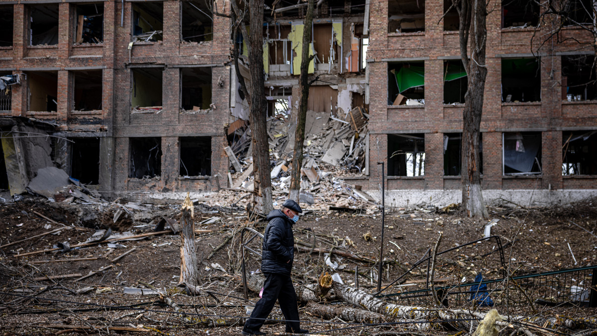 Zniszczony budynek po rosyjskim ataku rakietowym w mieście Wasylków, niedaleko Kijowa