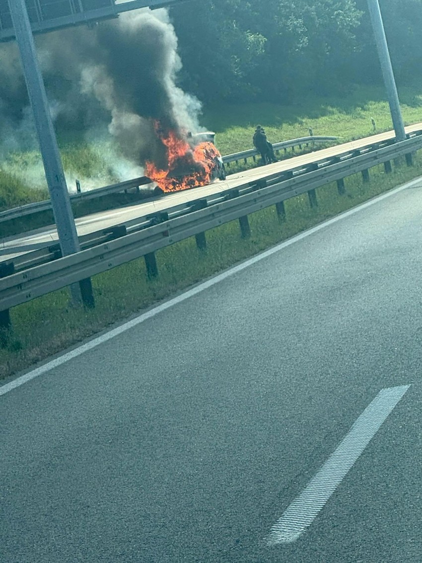 Izgoreo automobil na autoputu