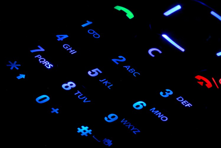 <strong> 1. Dodatkowy sprzęt lub usługa</strong>Czy rozmawiam z osobą decydującą o tym numerze telefonu? Dzwonię do pana w imieniu operatora x – tak zazwyczaj zaczyna się rozmowa, w trakcie której ktoś oferuje ci telefon, tablet czy pakiet internetowy w „specjalnej promocji przeznaczonej tylko dla ciebie”. Warto wiedzieć, że najczęściej jest to pracownik call center, firmy wynajętej przez twojego operatora, aby sprzedać ci dodatkowy sprzęt lub usługę. Dziwnym trafem rozmówca nie poinformuje cię o tym, że chodzi o dodatkowy numer telefonu, za który będziesz musiał płacić dodatkowy abonament.  Jeśli uznasz, że oferta jest naprawdę atrakcyjna i zgodzisz się kupić usługę, pamiętaj o tym, aby dokładnie przeczytać umowę, którą operator ma obowiązek przysłać pocztą.