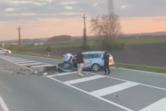 PREDNJI DEO AUTOMOBILA POTPUNO SMRSKAN, DELOVI SVUDA PO PUTU Saobraćajna nesreća između Kovina i Smedereva: Policija na licu mesta (VIDEO)