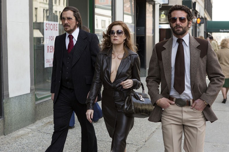 Kadr z filmu "American Hustle" (reż. David O. Russell)