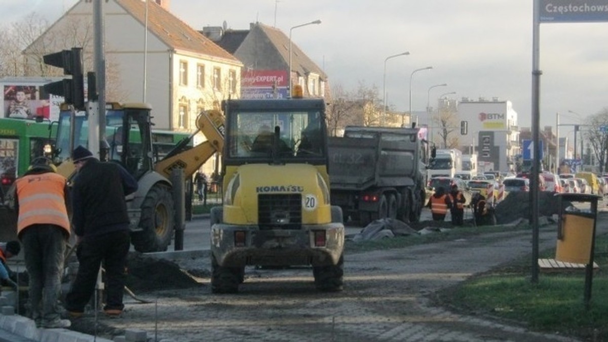 Rozpoczęły się kolejne etapy remontu nawierzchni jezdni na ulicy Ściegiennego - jak informuje Zarząd Dróg Miejskich. Kierowcy i piesi muszą szczególnie uważać. Prace remontowe będą prowadzone zarówno na jezdni północnej, jak i jezdni południowej ulicy Ściegiennego.