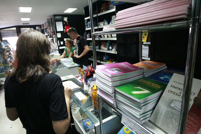 Opet moraju u knjižare: Roditelji u kupovini udžbenika