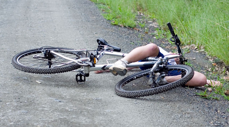 Elcsapta a biciklist az autó (illusztráció) / Fotó: Northfoto