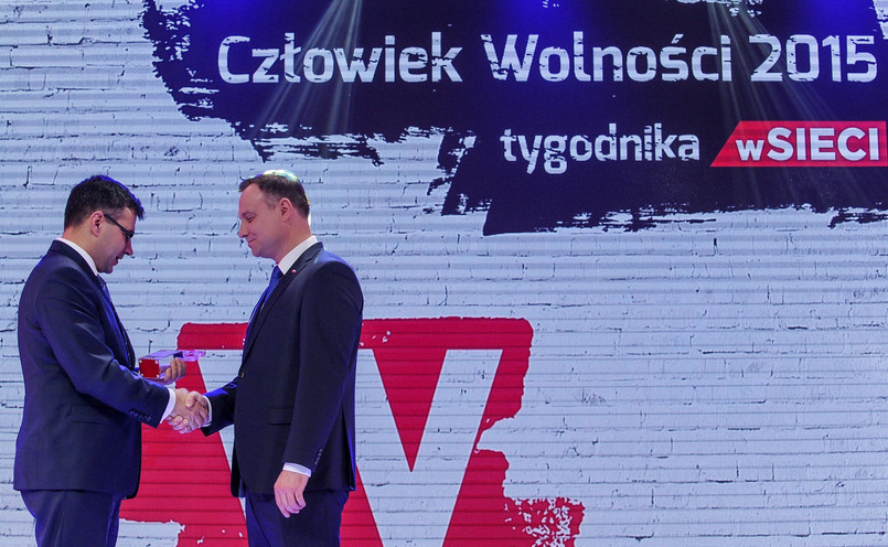 Prezydent Andrzej Duda odbiera z rąk redaktora naczelnego "wSieci" Jacka Karnowskiego nagrodę "Człowiek Wolności 2015"