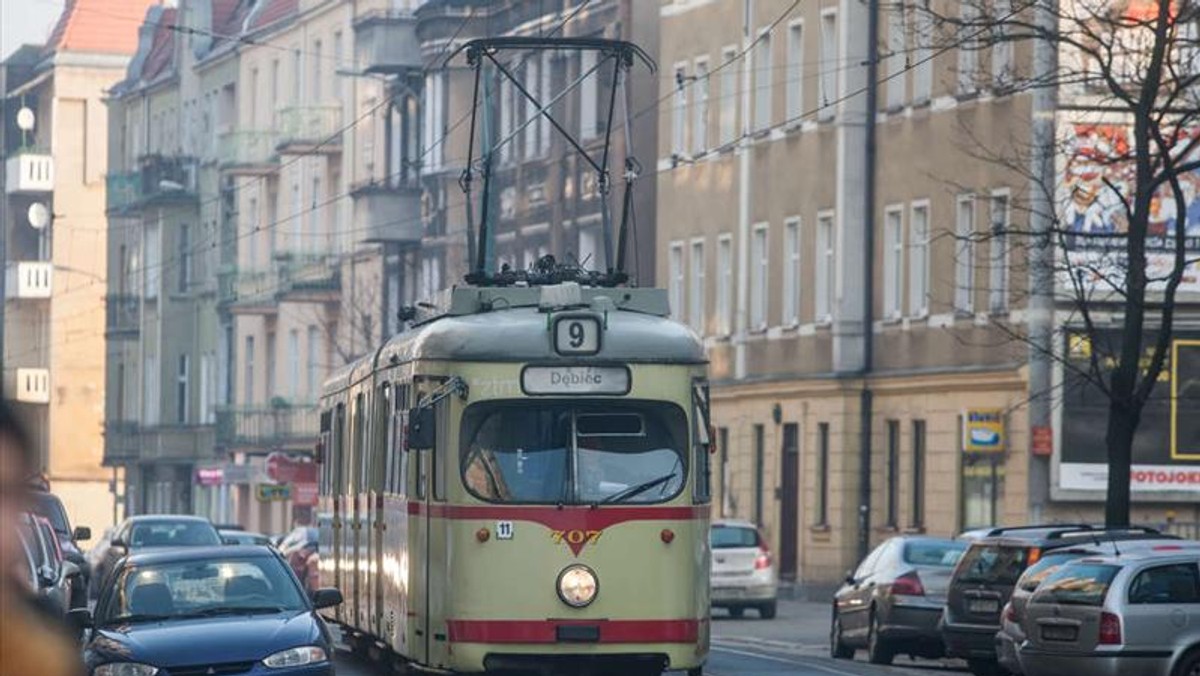 Nie dość, że jeździmy w tłoku, spóźniającymi się tramwajami i autobusami, to jeszcze będziemy za to płacić więcej. Od 1 stycznia idą w górę ceny biletów za komunikację miejską.