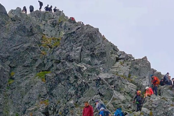 (VIDEO) JEZIV SNIMAK ŽENE KAKO PADA SA PLANINSKOG VRHA Okliznula se i strmoglavila niz padinu