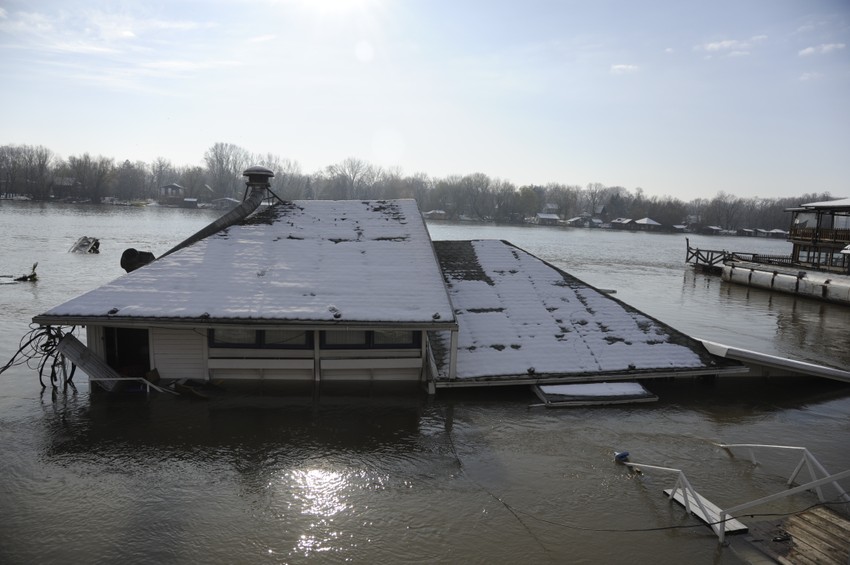 Samo još krov ostao iznad vode