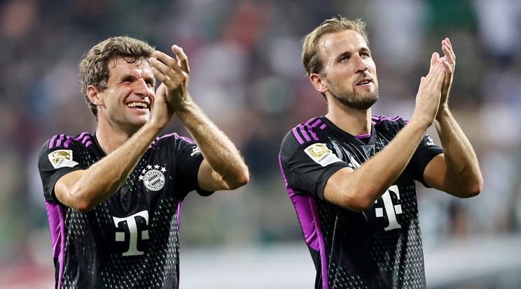 Múlt héten csütörtökön új elektromos autókat kaptak a focisták az Auditól – Így a 100 millió euróért szerződtetett Harry Kane (jobbra) is megkapta első Bayern-autóját. A képen Thomas Mueller és Harry Kane, a Bayern München focistái megtapsolják a szurkolókat, miután a csapat megnyerte a Werder Bremen elleni meccset 2023. augusztus 18-án. / Fotó: Getty Images