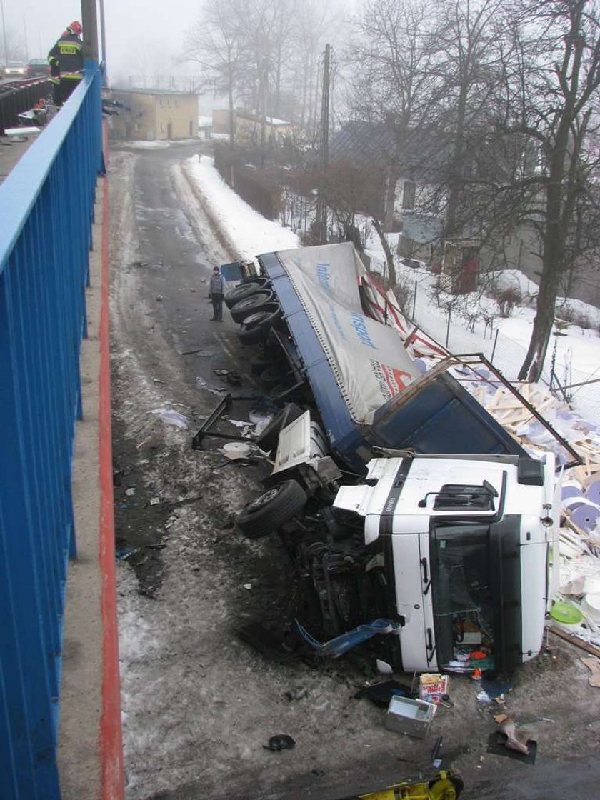 TIR spadł z widuktu. Jedna osoba nie żyje!