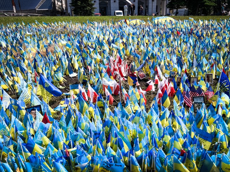 Symboliczne flagi poległych od 24 lutego 2022 roku żołnierzy Członkowie rodzin często sami je tu zostawiają Flagi ukraińskie mieszają się z polskimi, a także z flagami czerwono-czarnymi