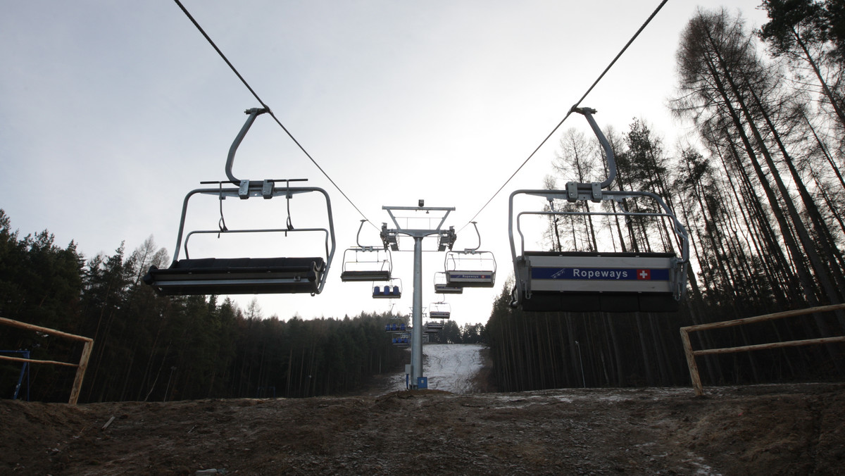 Nadal zamknięte są wyciągi narciarskie w regionie świętokrzyskim. Przez wysokie jak na tę porę roku temperatury stanęły też armatki śnieżne. Wszystkie ośrodki czekają na mróz.