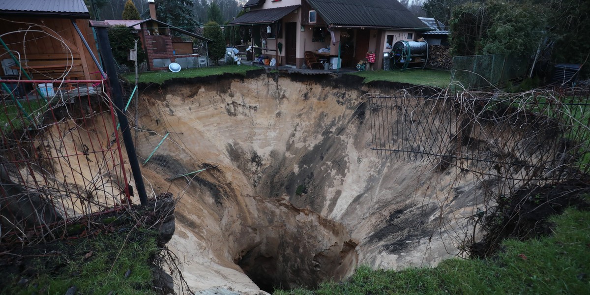 Trzebinia. Wielkie zapadlisko na terenie ogródków działkowych.