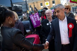 Muzułmanin Sadiq Khan, kandydat Partii Pracy, w czasie kampanii przed wyborami burmistrza Londynu