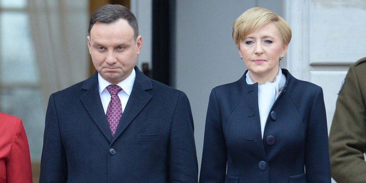 Agata Duda w granatowym płaszczu. Elegancka?