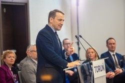 Sikorski: PiS niech przeprosi i spada